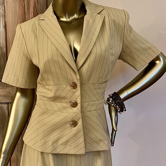 Short Sleeved Tan Pinstripe Skirt Suit Size 6 - Picture 10 of 10